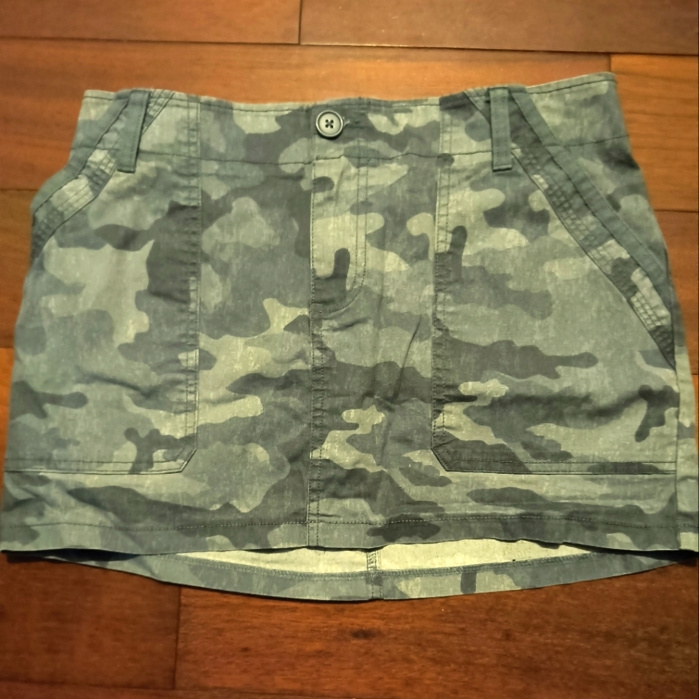 Wild Fable Juniors Camo Skirt size m